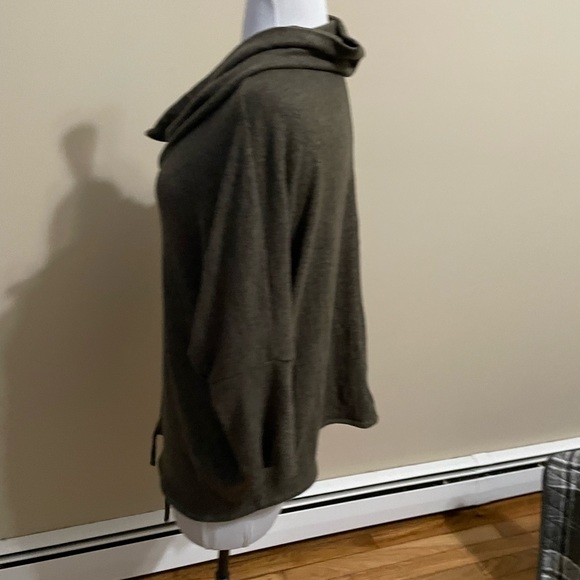 Super soft Cowl is Neck 3/4 Sleeve Bat Wing Sweater - EUC - Picture 4 of 5